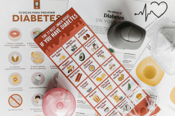 Infographic showing 21 best snack ideas for people with diabetes, including eggs, yogurt with berries, almonds, avocado, and roasted chickpeas.